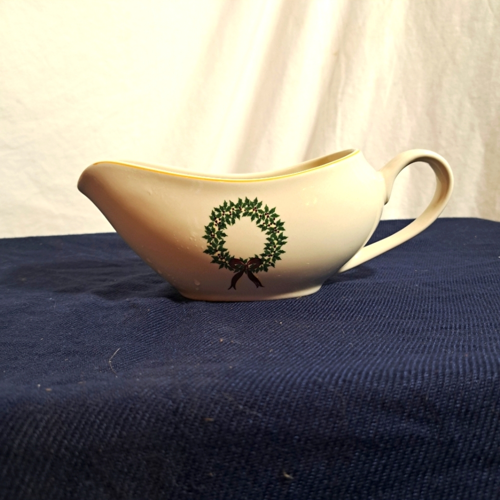 Vintage 2003 Merry Brite Gravy Boat..9x3..Off White Green Wreaths
